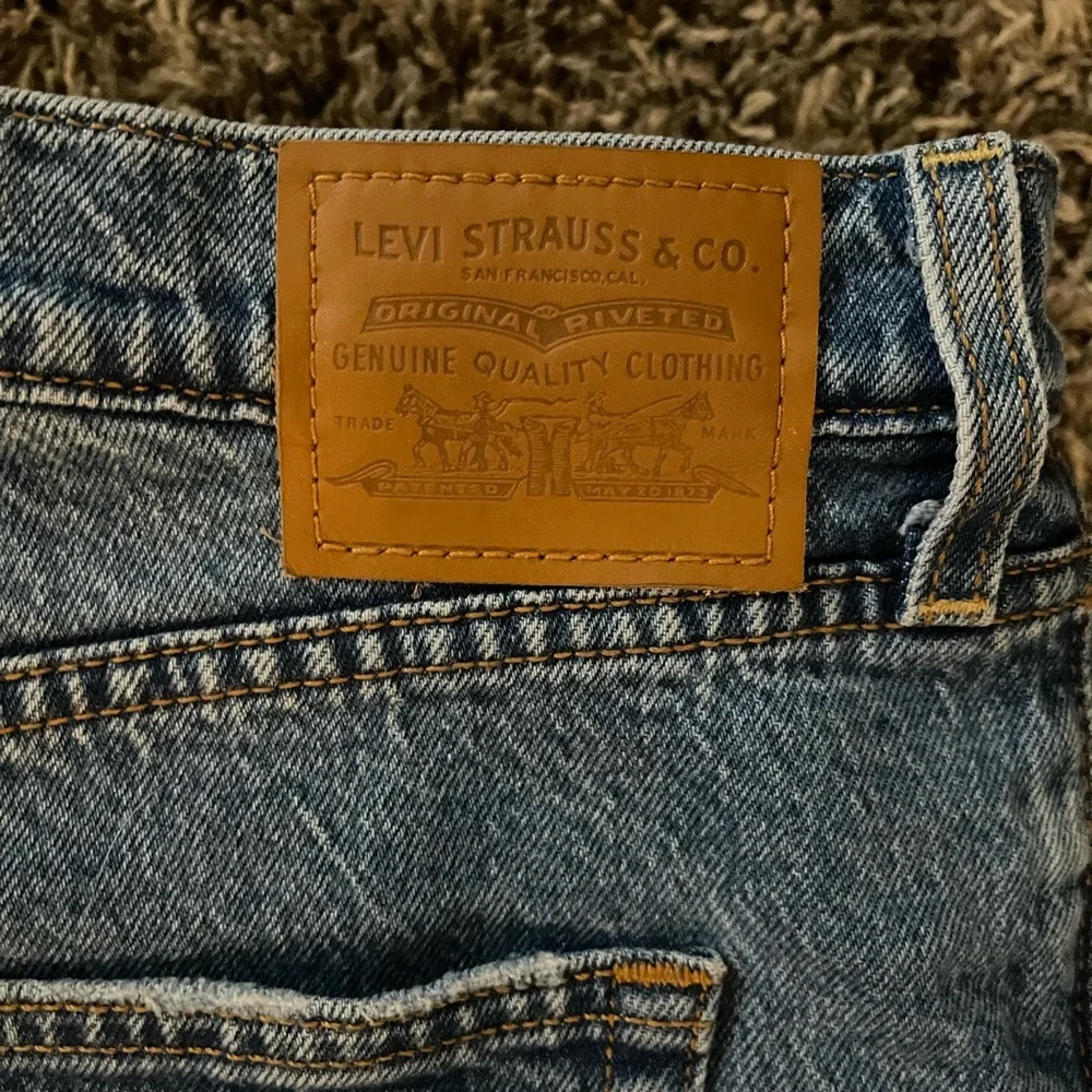 Levi’s Premium Ribcage Stretch - Picture 2 of 9